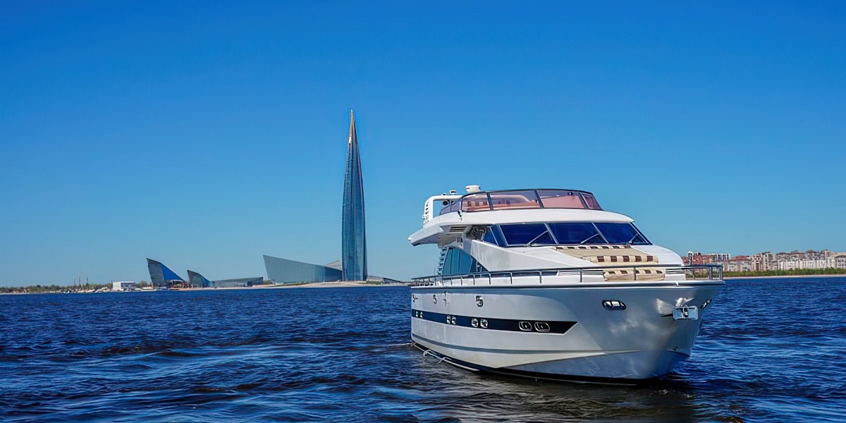 Аренда моторной яхты Elegance 65 в Санкт-Петербурге